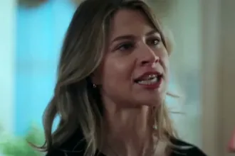 Ο Οδυσσέας αγκαλιά με τον Πετράκη, ενώ η Αρετή επιστρέφει στο σπίτι και συγκινείται.