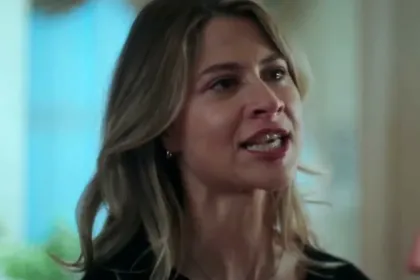 Ο Οδυσσέας αγκαλιά με τον Πετράκη, ενώ η Αρετή επιστρέφει στο σπίτι και συγκινείται.