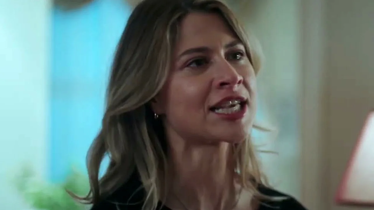 Ο Οδυσσέας αγκαλιά με τον Πετράκη, ενώ η Αρετή επιστρέφει στο σπίτι και συγκινείται.