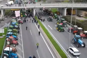 Τρακτέρ παραταγμένα στο μπλόκο των αγροτών στο Κάστρο