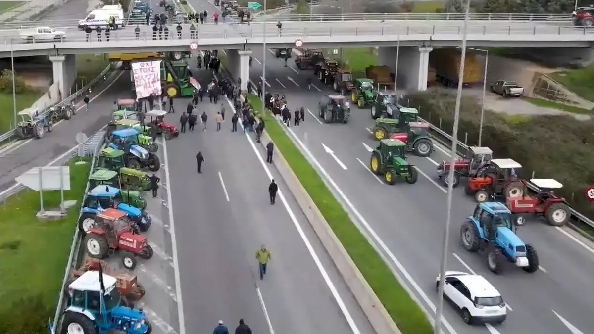 Τρακτέρ παραταγμένα στο μπλόκο των αγροτών στο Κάστρο