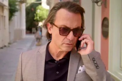 Ο Δημήτρης Αλεξανδρής (Άγγελος) σε έντονη σκηνή στη σειρά Να μ’ αγαπάς.