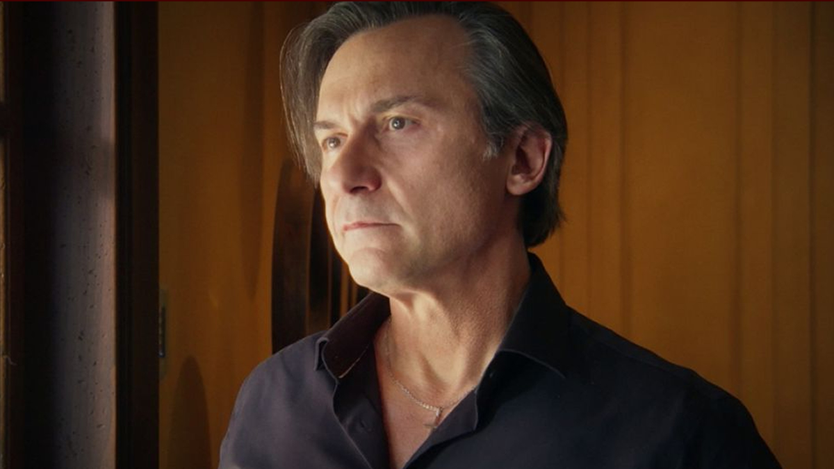 Να Μ’ Αγαπάς: Αποκαλύπτεται η ταυτότητα του Άγγελου – Ο Ορέστης μαθαίνει το πιο σκοτεινό μυστικό 1 Ο Άγγελος σε φορτισμένη στιγμή στη σειρά «Να Μ’ Αγαπάς».