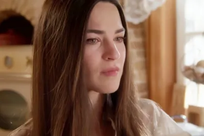 Η Άννα απειλεί τον Θεόφιλο με μαχαίρι στη δραματική σκηνή του Να Μ’ Αγαπάς.