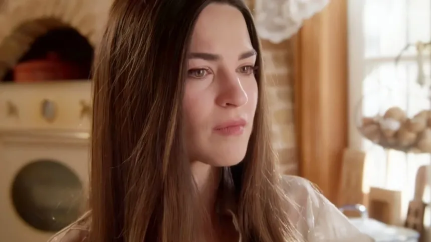 Η Άννα απειλεί τον Θεόφιλο με μαχαίρι στη δραματική σκηνή του Να Μ’ Αγαπάς.