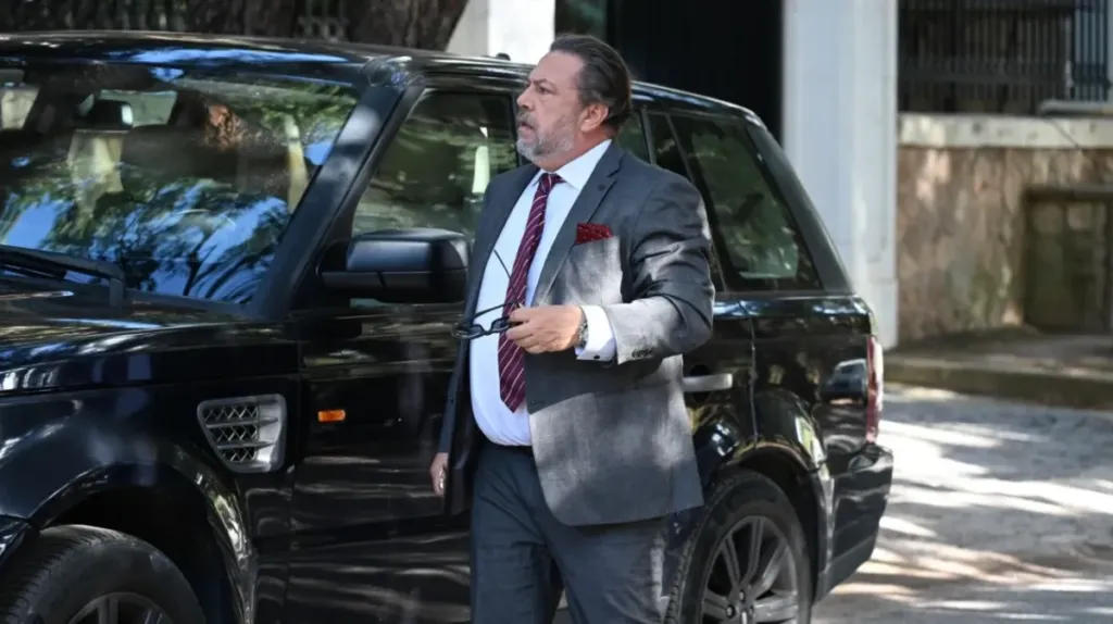 Να μ’ αγαπάς