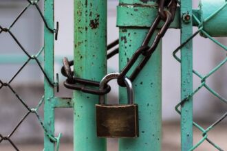 neo sok stin kypseli mathites kleidosan toys dieythyntes mesa sto scholeio