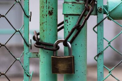 neo sok stin kypseli mathites kleidosan toys dieythyntes mesa sto scholeio