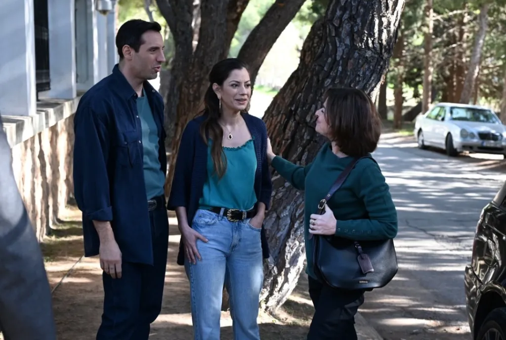 Ο Θανάσης διώχνει τη Ζωή και τη Νικαίτη από την πανσιόν στο επεισόδιο 40 της σειράς  Να μ’ αγαπάς