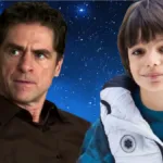 Ο Οδυσσέας και ο Πετράκης σε τρυφερή σκηνή από τη σειρά Μία Νύχτα Μόνο