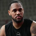 Μόντε Μόρις με ερυθρόλευκα στην άφιξή του και ο Σέιμπεν Λι σε στιγμιότυπο αγώνα του Ολυμπιακού