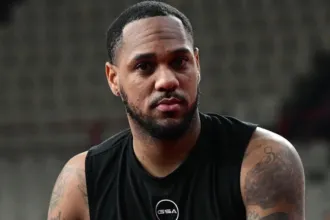 Μόντε Μόρις με ερυθρόλευκα στην άφιξή του και ο Σέιμπεν Λι σε στιγμιότυπο αγώνα του Ολυμπιακού