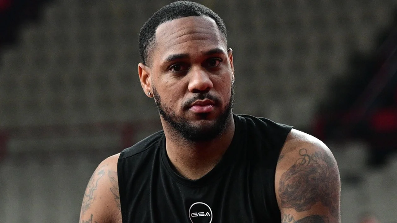 Μόντε Μόρις με ερυθρόλευκα στην άφιξή του και ο Σέιμπεν Λι σε στιγμιότυπο αγώνα του Ολυμπιακού