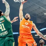 Στιγμιότυπο από τον αγώνα Παναθηναϊκός – Βαλένθια με έντονη μονομαχία στο παρκέ