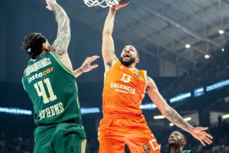 Στιγμιότυπο από τον αγώνα Παναθηναϊκός – Βαλένθια με έντονη μονομαχία στο παρκέ