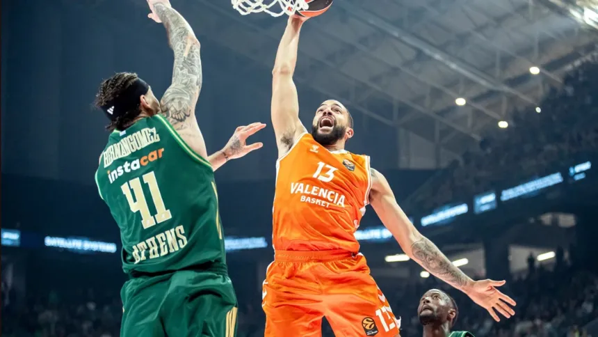 Στιγμιότυπο από τον αγώνα Παναθηναϊκός – Βαλένθια με έντονη μονομαχία στο παρκέ