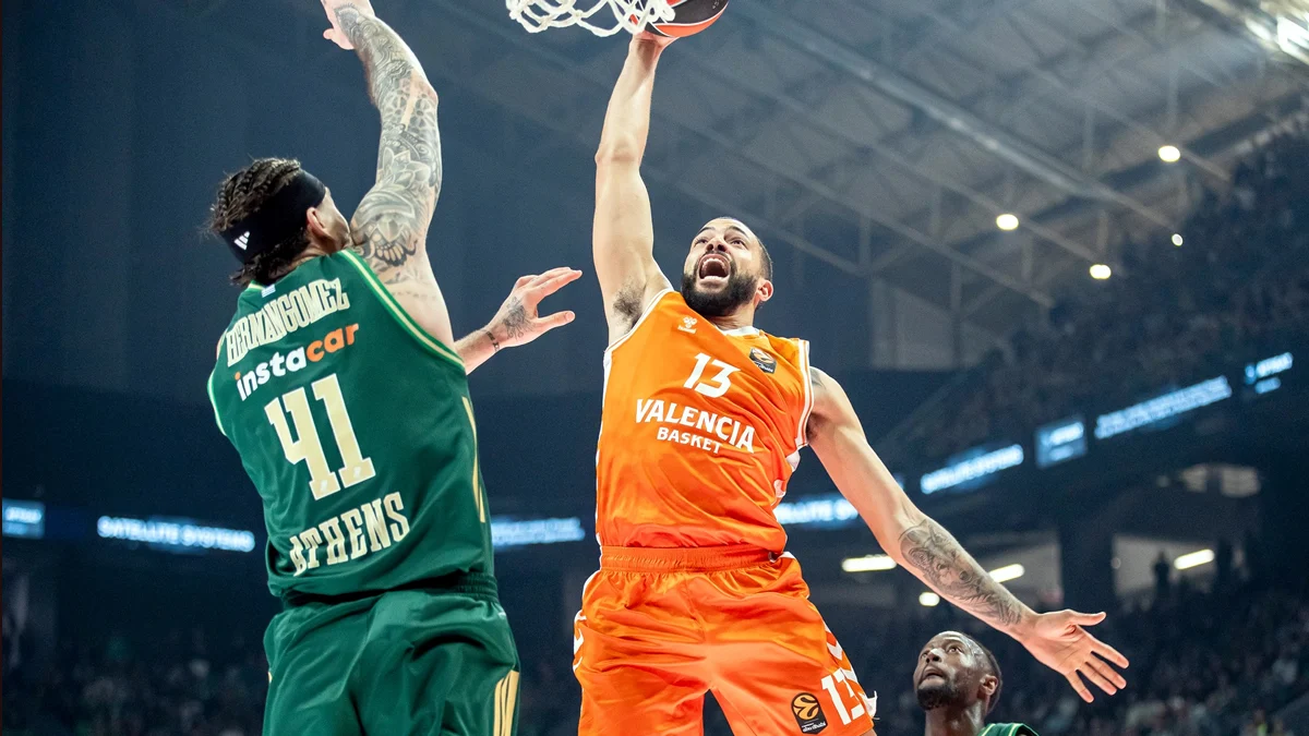 Στιγμιότυπο από τον αγώνα Παναθηναϊκός – Βαλένθια με έντονη μονομαχία στο παρκέ