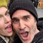 Χριστόφορος Παπακαλιάτης και Κλέλια Ανδριολάτου αγκαλιά στη Βουδαπέστη στα γυρίσματα του Maestro