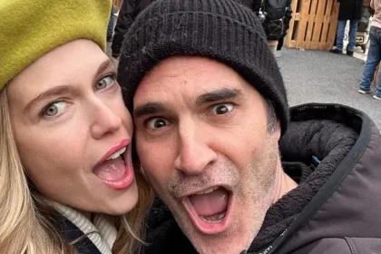 Χριστόφορος Παπακαλιάτης και Κλέλια Ανδριολάτου αγκαλιά στη Βουδαπέστη στα γυρίσματα του Maestro