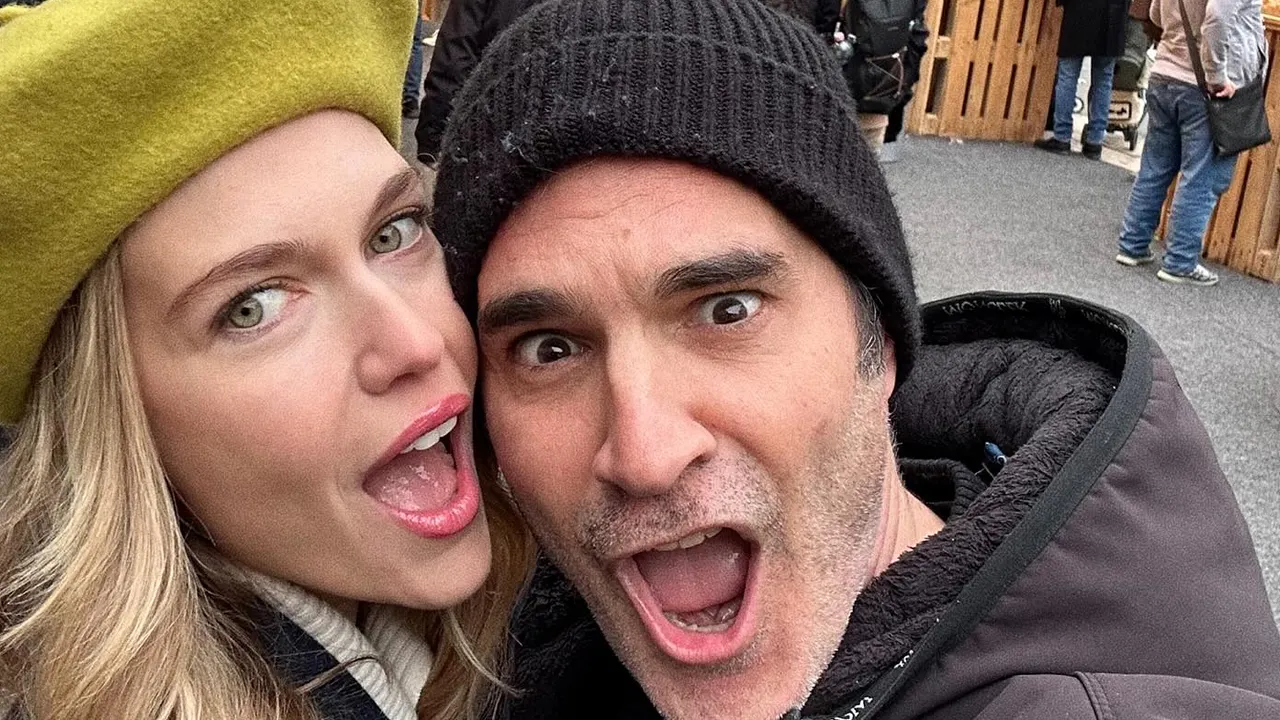 Χριστόφορος Παπακαλιάτης και Κλέλια Ανδριολάτου αγκαλιά στη Βουδαπέστη στα γυρίσματα του Maestro