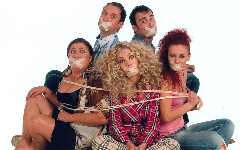 Οι πέντε πρωταγωνιστές του «Στο Παρά Πέντε» σε επετειακό στιγμιότυπο.