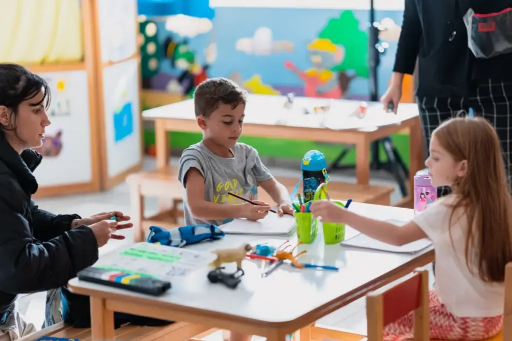 Μπαμπά σ’ αγαπώ: Οι πρώτες εικόνες γεμάτες γέλιο και τρυφερότητα από τα γυρίσματα 5 photo 4