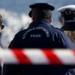 Αστυνομικοί σε αποκλεισμένο σημείο στη Χαλκίδα όπου βρέθηκε νεκρός άνδρας