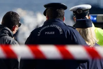 Αστυνομικοί σε αποκλεισμένο σημείο στη Χαλκίδα όπου βρέθηκε νεκρός άνδρας