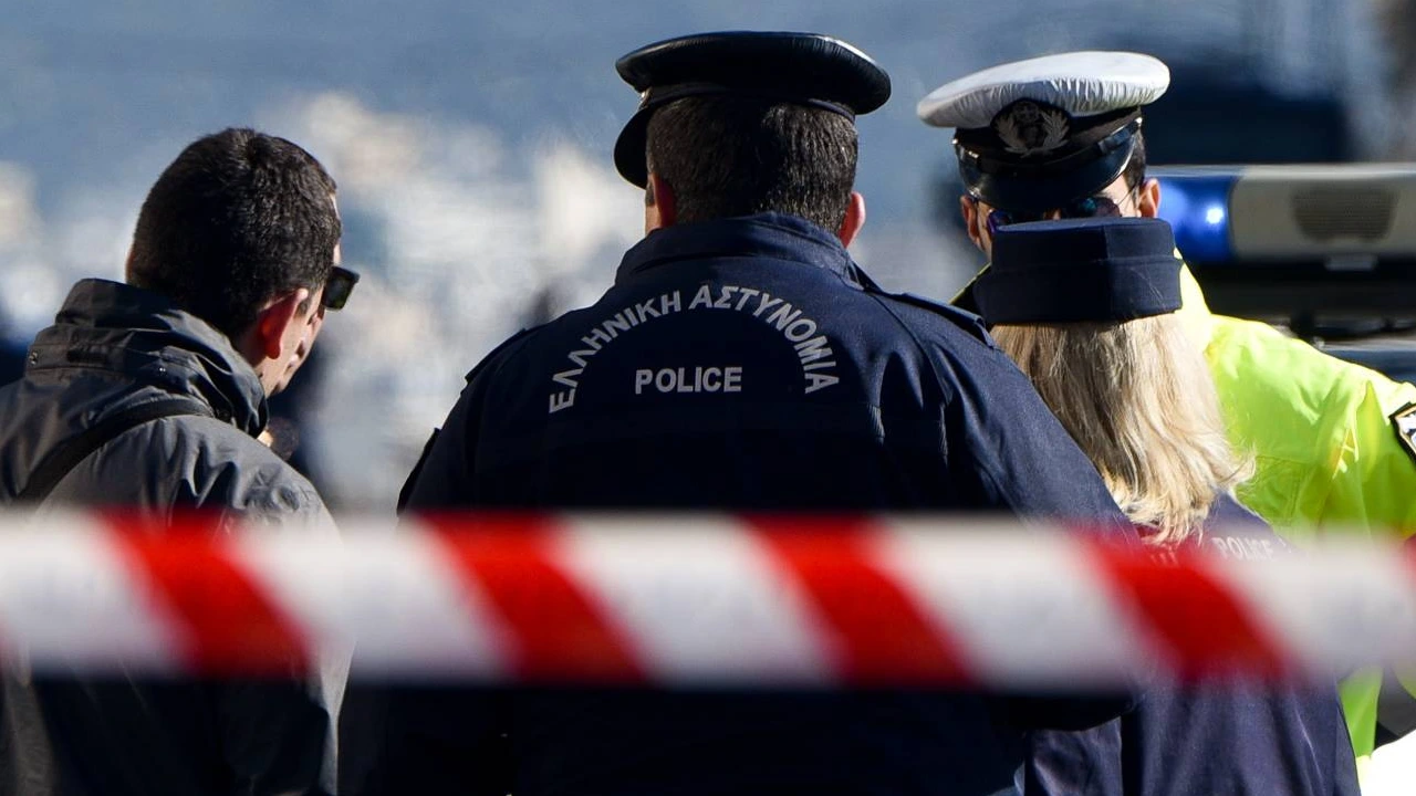 Αστυνομικοί σε αποκλεισμένο σημείο στη Χαλκίδα όπου βρέθηκε νεκρός άνδρας