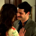 Σκηνή από τη σειρά «Porto Leone» με τον Γρηγόρη και τη Γαλήνη στον Πειραιά της δεκαετίας του ’60