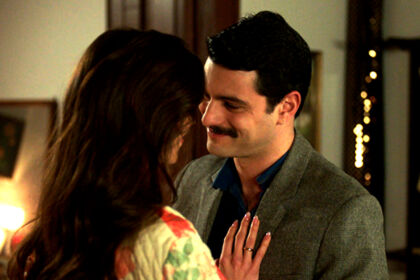 Σκηνή από τη σειρά «Porto Leone» με τον Γρηγόρη και τη Γαλήνη στον Πειραιά της δεκαετίας του ’60