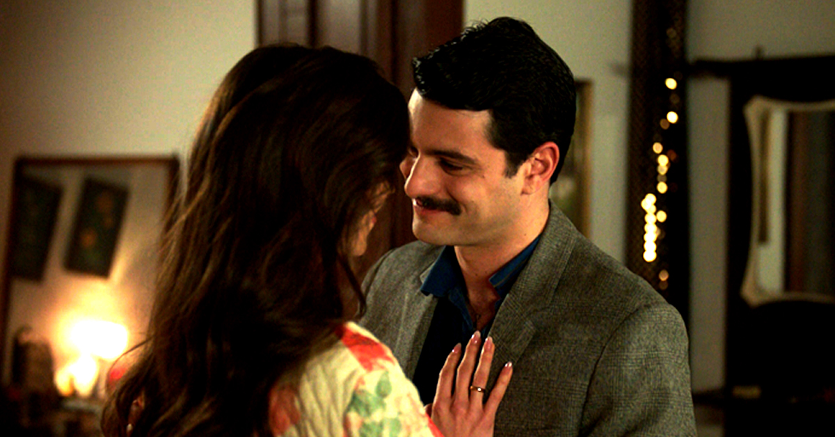 Σκηνή από τη σειρά «Porto Leone» με τον Γρηγόρη και τη Γαλήνη στον Πειραιά της δεκαετίας του ’60