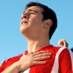 Ο Αντρέας Καπετανάκος με τη φανέλα του Ολυμπιακού στο «Porto Leone» του Alpha