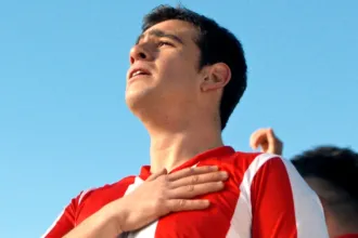 Ο Αντρέας Καπετανάκος με τη φανέλα του Ολυμπιακού στο «Porto Leone» του Alpha