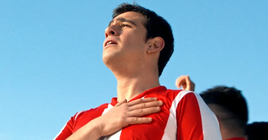 Ο Αντρέας Καπετανάκος με τη φανέλα του Ολυμπιακού στο «Porto Leone» του Alpha