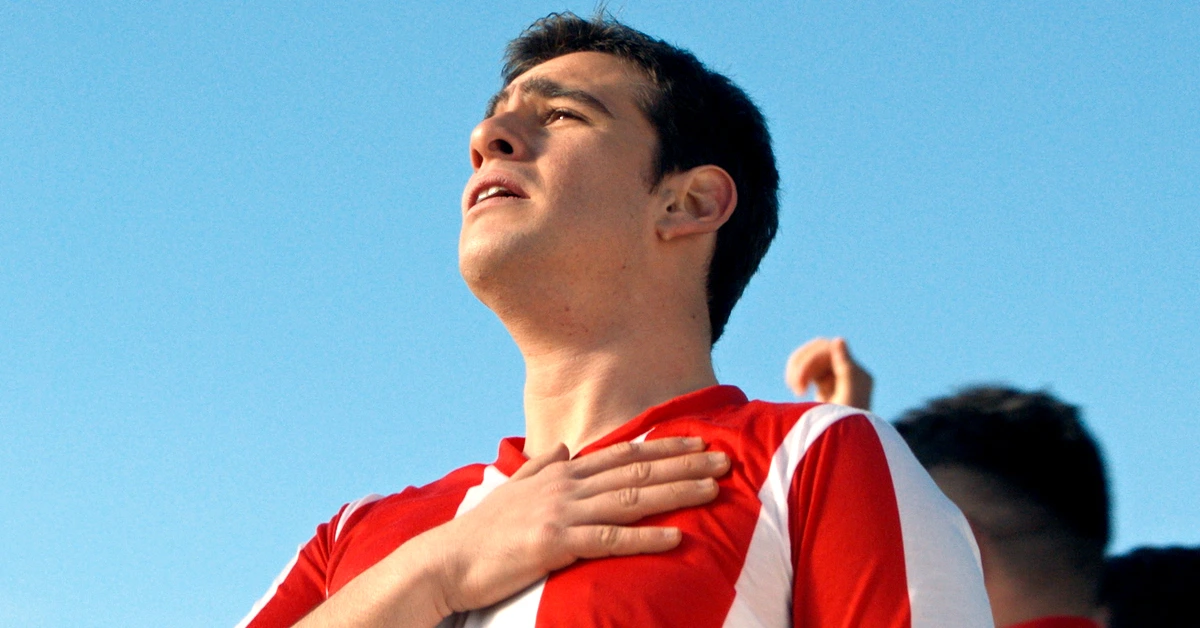 Ο Αντρέας Καπετανάκος με τη φανέλα του Ολυμπιακού στο «Porto Leone» του Alpha