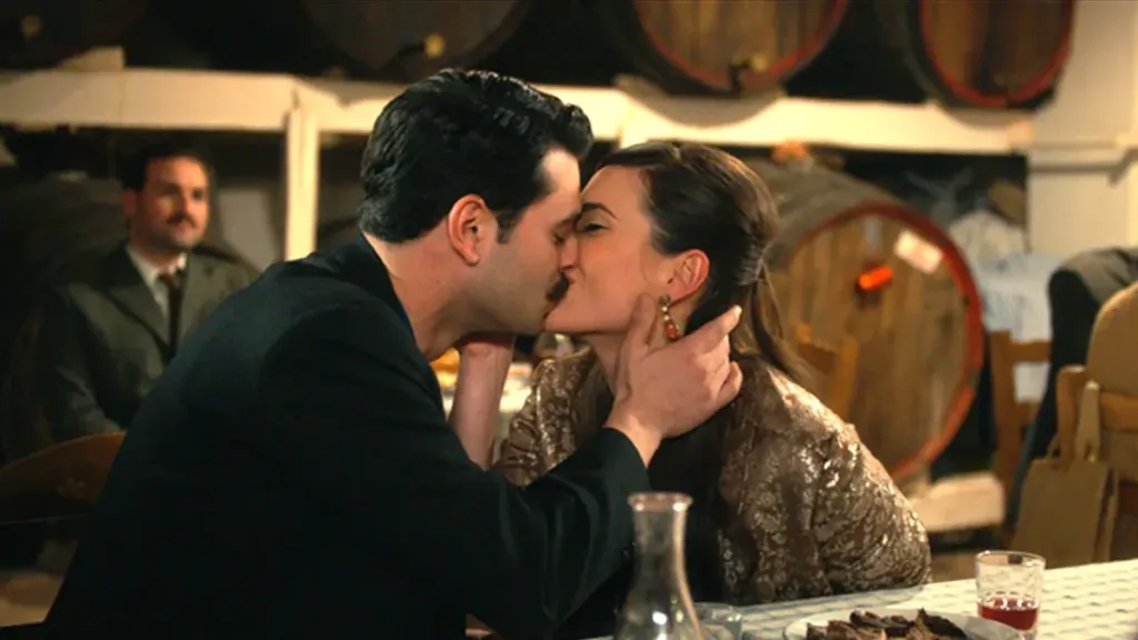 Porto Leone: Ο Γρηγόρης φοράει το δαχτυλίδι στην Αγγελική και το παρελθόν χτυπάει την πόρτα 2 Ο Γρηγόρης και η Αγγελική στη σειρά Porto Leone.