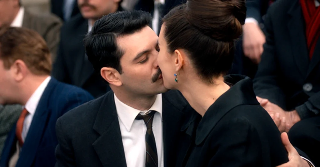 Ο Γρηγόρης και η Αγγελική σε μια τρυφερή στιγμή στο Porto Leone πριν τον οριστικό χωρισμό