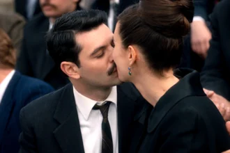 Ο Γρηγόρης και η Αγγελική σε μια τρυφερή στιγμή στο Porto Leone πριν τον οριστικό χωρισμό