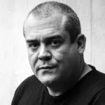 Ο Πυγμαλίων Δαδακαρίδης σε πρόσφατη φωτογράφιση