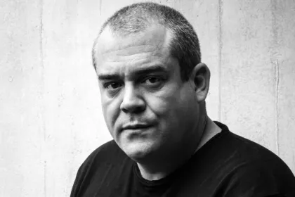 Ο Πυγμαλίων Δαδακαρίδης σε πρόσφατη φωτογράφιση