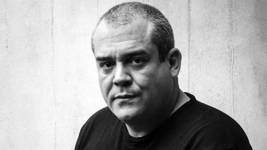 Ο Πυγμαλίων Δαδακαρίδης σε πρόσφατη φωτογράφιση