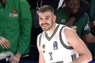 Ο Νίκος Ρογκαβόπουλος πανηγυρίζει μετά από εύστοχο τρίποντο