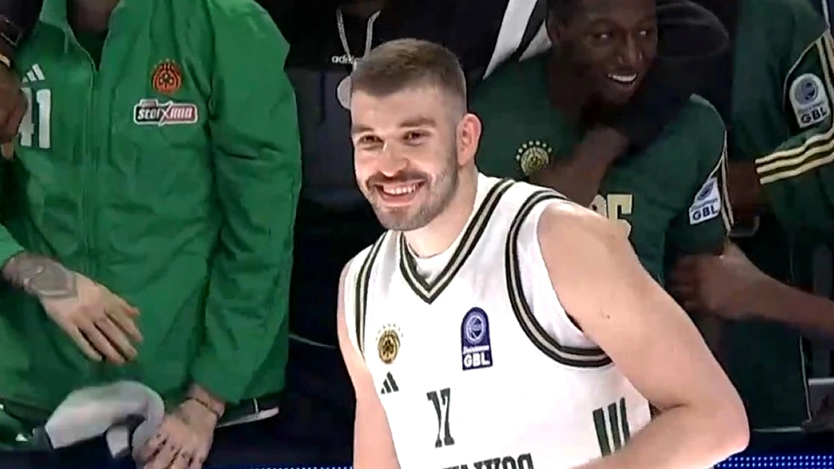 Ο Νίκος Ρογκαβόπουλος πανηγυρίζει μετά από εύστοχο τρίποντο