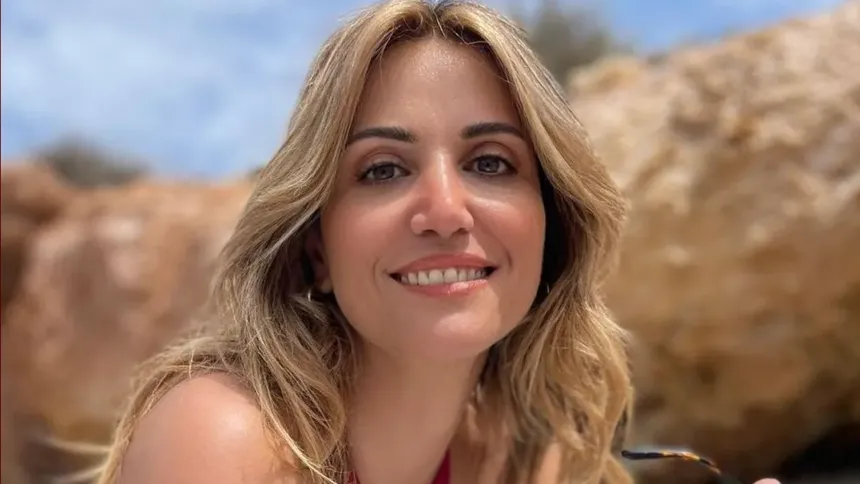 Η Σοφία Παυλίδου χαμογελαστή σε συνέντευξη για τον νέο έρωτα