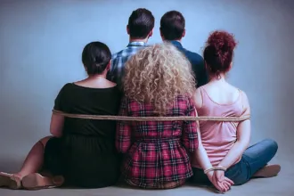 Η πεντάδα του «Στο Παρά Πέντε» επανενώνεται στο MEGA για το πιο νοσταλγικό reunion της χρονιάς