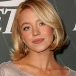 Η Σίντνεϊ Σουίνι σε πρόσφατη νυχτερινή εμφάνιση της