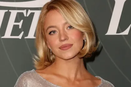 Η Σίντνεϊ Σουίνι σε πρόσφατη νυχτερινή εμφάνιση της