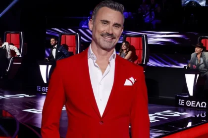 Οι coaches και ο Γιώργος Καπουτζίδης στη σκηνή του The Voice πριν τον μεγάλο τελικό