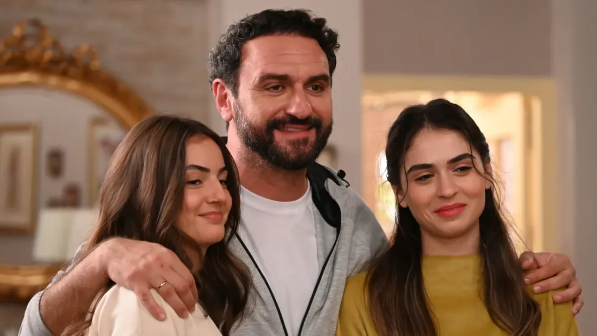 Το Σόι Σου: Ο Σάββας καταρρέει ψυχολογικά – Η μεγάλη αποκάλυψη στον Σπύρο για την υιοθεσία 1 Ο Σάββας Τριανταφύλλου σε έντονη συναισθηματική στιγμή με τις κόρες του στη σειρά Το Σόι Σου.